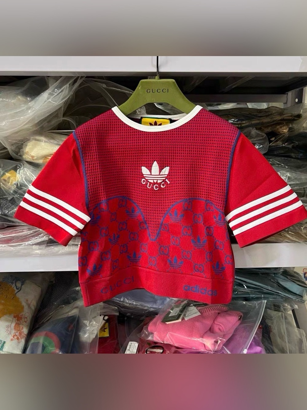 🚩steal Gucci Red Tee with White Trim and Blue Logo Pattern